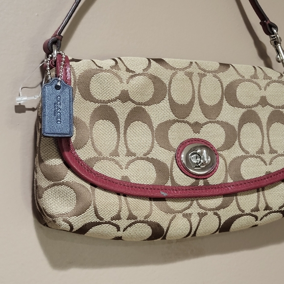 Coach Logo Jacquard Print Wristlet trimmed in dark red - Picture 1 of 7
